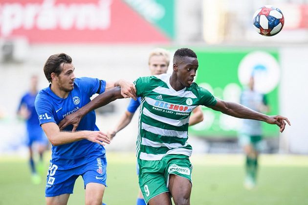 Taras Kačaraba ze Slovanu Liberec a Ibrahim Keita z Bohemians v souboji během utkání 8. kola Fortuna ligy.