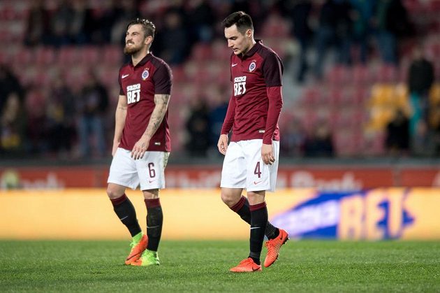 Fotbalisté Sparty Praha Vjačeslav Karavajev a Lukáš Vácha po utkání se Zlínem.