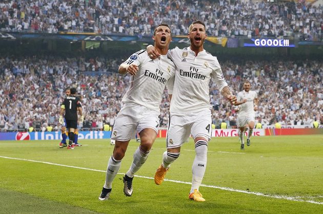 Cristiano Ronaldo (vlevo) a Sergio Ramos se radují z branky Portugalce proti Juventusu.