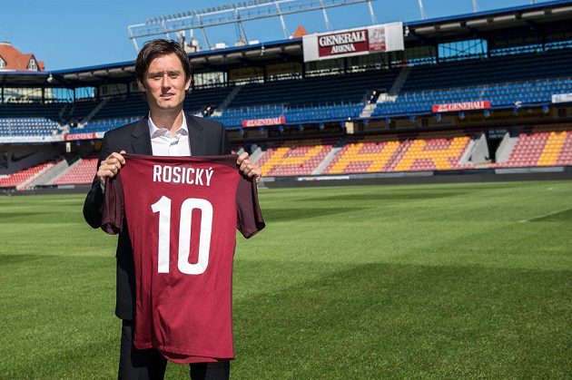 Tomáš Rosický si vybral sparťanský dres s číslem 10, určený pro špílmachra týmu.