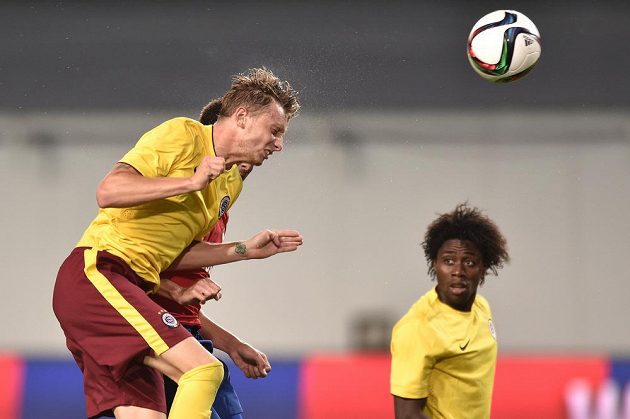 Záložník Ladislav Krejčí (vlevo) střílí hlavou vyrovnávací gól Sparty na hřišti CSKA Moskva v úvodním duelu 3. předkola Ligy mistrů.