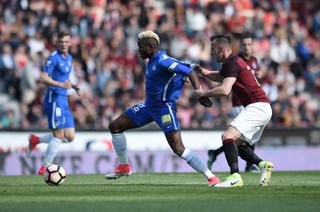 Liberecký fotbalista Moses Ekpai uniká s míčem jednomu z fotbalistů Sparty během nedělního utkání 27. kola ligy na Letné.