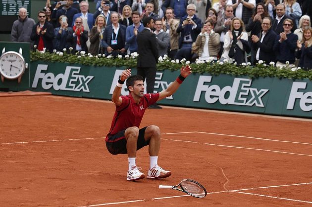 Novak Djokovič se raduje z vítězství nad Andym Murraym ve finále French Open.