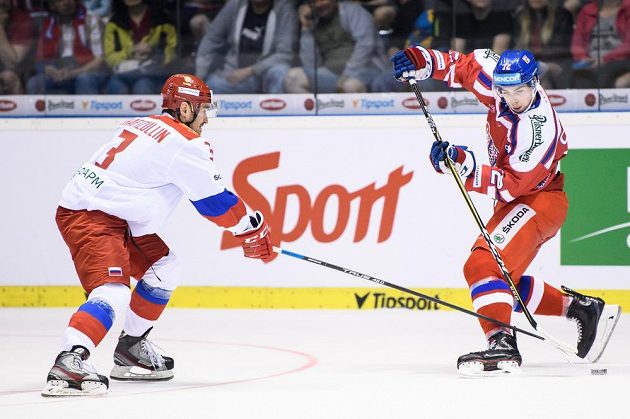 Český útočník Filip Chytil a Dmitry Kagarlitsky z Ruska během utkání turnaje Carlson Hockey Games.