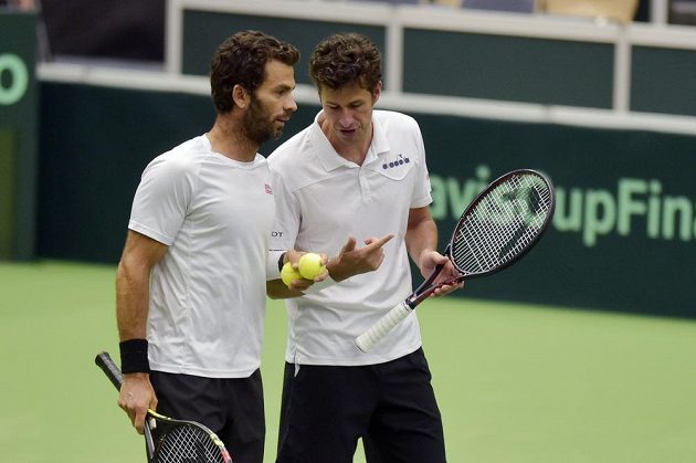 Utkání kvalifikace tenisového Davisova poháru v Ostravě. Zleva Jean-Julien Rojer a Robin Haase z Nizozemska proti dvojici Lukáš Rosol a Jiří Veselý.