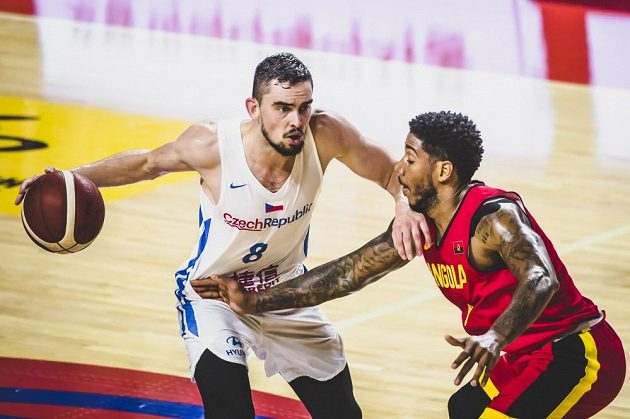 Český basketbalista Tomáš Satoranský v akci v přípravném utkání s Angolou před mistrovstvím světa.