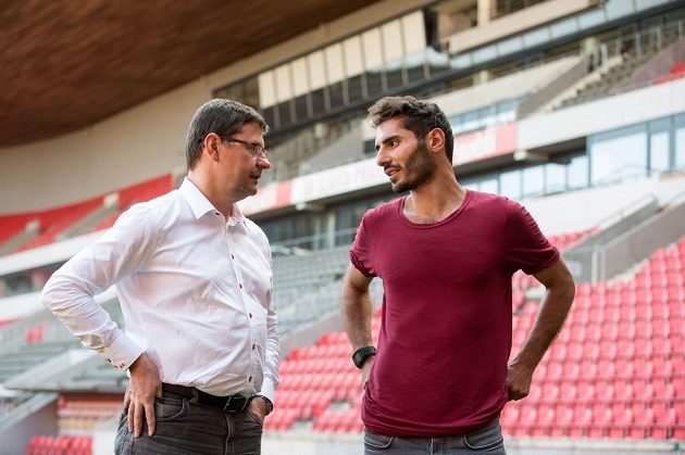 Posila fotbalové Slavie Halil Altintop dorazil do Edenu v rudém triku, v nadsázce vše vypadalo, jako kdyby přijel od rivala z Letné. Na snímku je Altintop s generálním ředitelem Slavie Martinem Krobem.