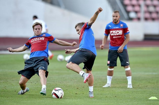 Tomáš Kalas (vlevo) v souboji o míč s Martinem Frýdkem na tréninku české fotbalové reprezentace.