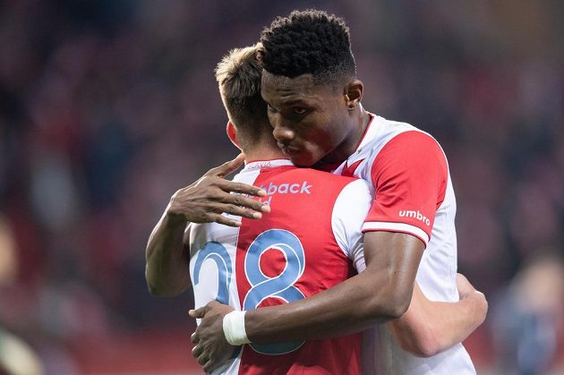 Fotbalisté Slavie Praha Lukáš Masopust a Simon Deli oslavují gól proti Slovácku.