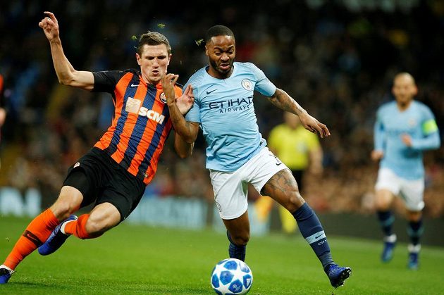 Fotbalista Manchesteru City Raheem Sterling v akci během utkání Ligy mistrů se Šachtarem Doněck.