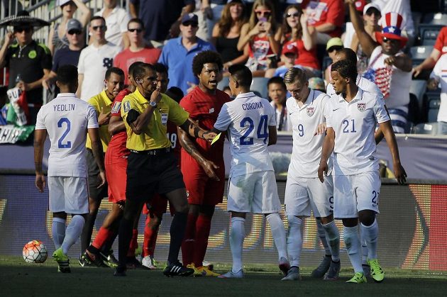 Menší potyčka, která se strhla v prodloužení v zápase o třetí místo na Zlatém poháru mezi Panamou a USA.