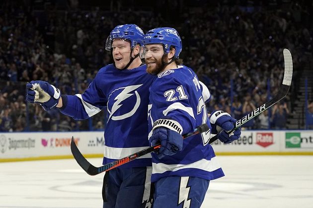 Tampa Bay Lightning slaví. Útočník Ondřej Palát (18) vstřelil gól, o radost se s ním z trefy do sítě New York Islandersdělí Brayden Point (21).