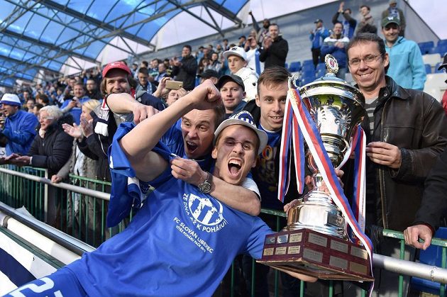 Liberecký Josef Šural s trofejí pro vítěze domácího poháru po finále s Jabloncem.