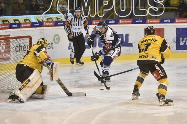 Dominik Lakatoš z Vítkovic před litvínovským brankářem Jaroslavem Janusem. Vpravo je Adam Jánošík.
