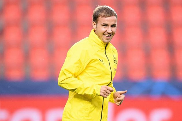 Mario Götze z Dortmundu během tréninku před utkáním základní skupiny Ligy mistrů na hřišti Slavie Praha.