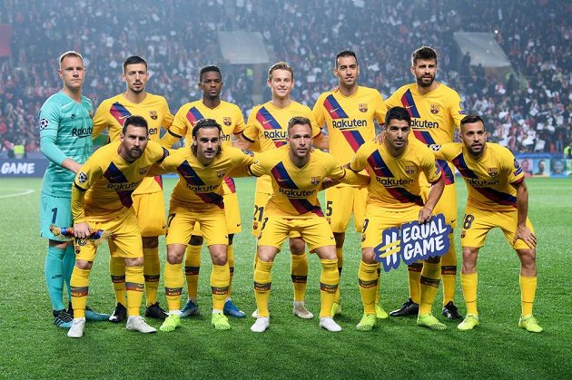 Mužstvo Barcelony v Sinobo Stadium v Praze před utkáním Ligy mistrů se Slavií.