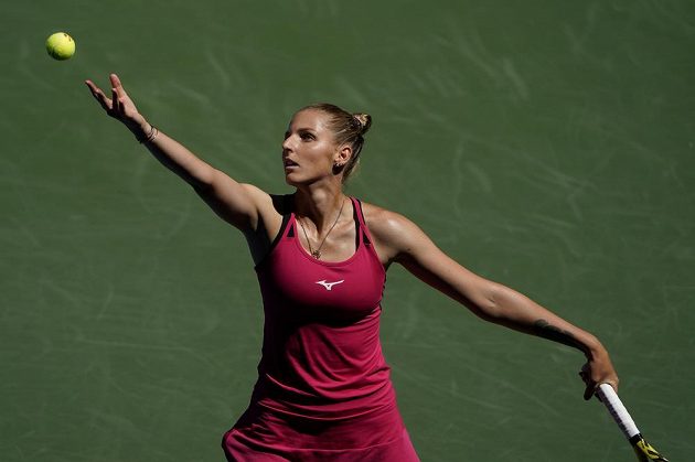 Tenistka Kristýna Plíšková podává v českém derby na US Open proti Petře Kvitové.