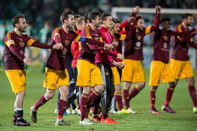 Fotbalisté Dukly (zleva) Branislav Miloševič, Marek Hanousek, Jan Šimůnek a další oslavují vítězství.