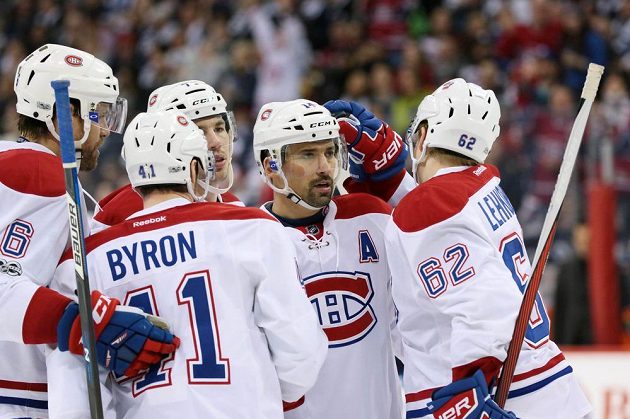 Tomáš Plekanec (druhý zprava) přijímá gratulace od spoluhráčů z Montrealu po trefě proti Winnipegu.