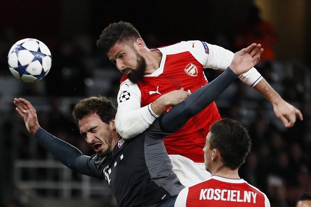 Fotbalista Arsenalu Olivier Giroud hlavičkuje na branku Bayernu v odvetném osmifinále Ligy mistrů.