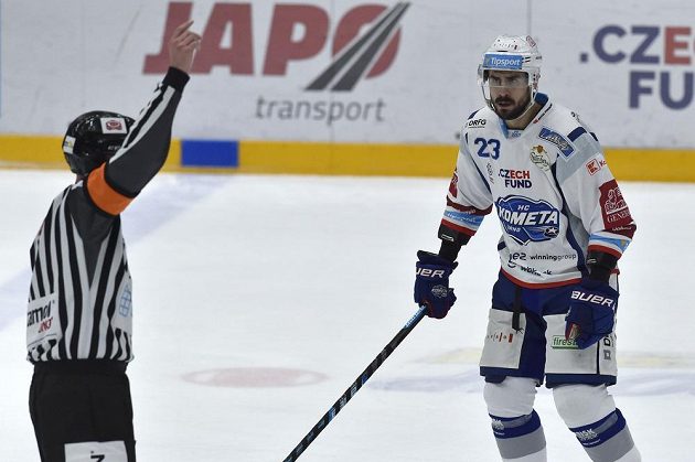 Ivan Baranka z Brna se zlobí na hlavního rozhodčího Antonína Jeřábka za vyloučení spoluhráče.