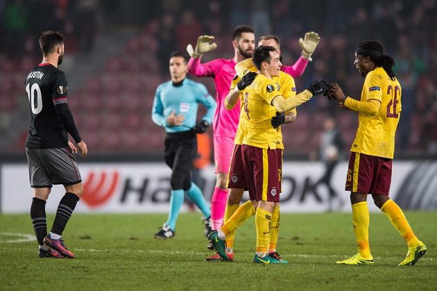 Fotbalisté Sparty Praha Vjačeslav Karavajev, Michal Kadlec a Costa oslavují postup a vítězství nad Southamptonem.