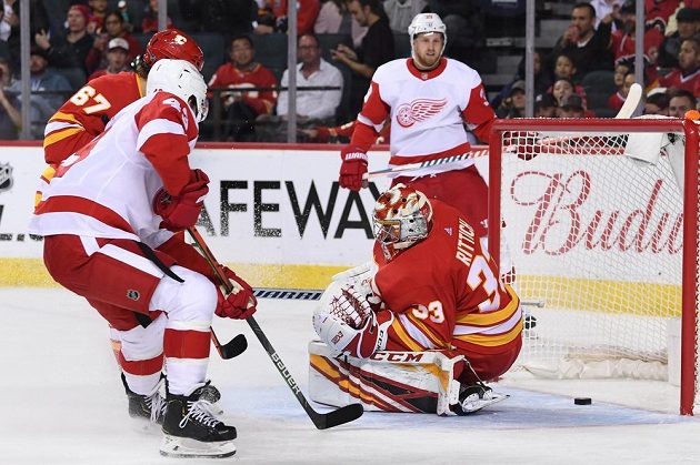 Puk je za zády českého gólmana Davida Ritticha a míří do sítě. V utkání NHL s Detroitem však gólman Plamenů inkasoval jen jednou a nakonec slavil výhru.