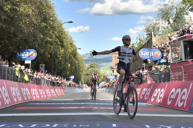 V náročné 11. etapě cyklistického Gira d'Italia slavil poprvé v kariéře Švýcar Mauro Schmid.