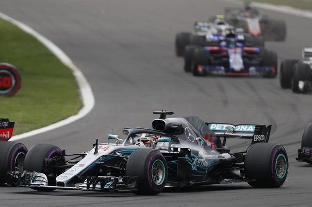 Lewis Hamilton po startu GP Mexika. Předním pravým kolem dotírá na vůz Maxe Verstappena z Red Bullu.
