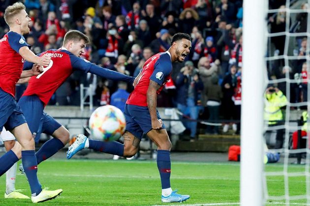 Norský fotbalista Joshua King proměnil penaltu v kvalifikační bitvě o postup na EURO 2020 se Španělskem a zápas skončil 1:1. Za střelcem pospíchají zleva Kristoffer Ajer a Alexander Soerloth.