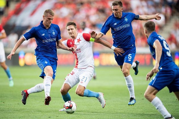 Kapitán fotbalové Slavie Milan Škoda se pere s přesilou hráčů z Dynama Kyjev v utkání 3. předkola Ligy mistrů.