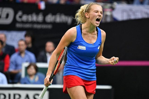 Kateřina Siniaková v zápase proti Sofii Keninové z amerického týmu ve finále Fed Cupu 2018.