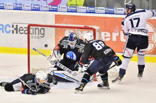 Zleva Michal Houdek z Plzně, brankář Plzně Dominik Pavlát, Petr Kodýtek z Plzně a Rob Flick, který dává první gól Vítkovic.