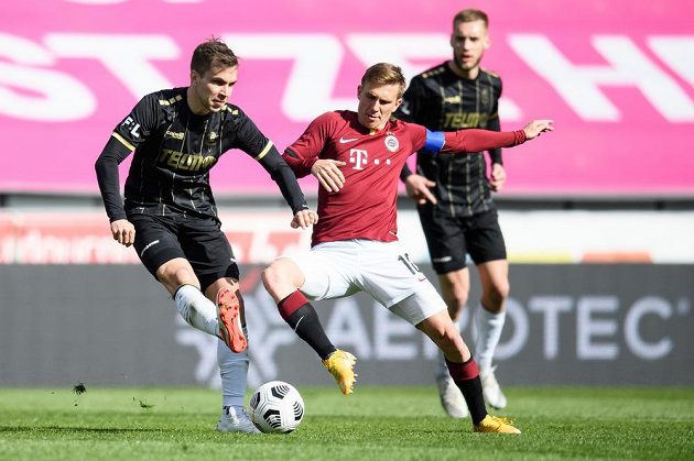 Jakub Považanec (vlevo) z Jablonce a Bořek Dočkal ze Sparty v utkání čtvrtfinále MOL Cupu.
