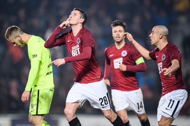 Ondřej Zahustel ze Sparty a Tal Ben Chaim oslavují gól na 1:1 během utkání s Brnem. Autor poslal trefu do nebe zesnulému dědovi.