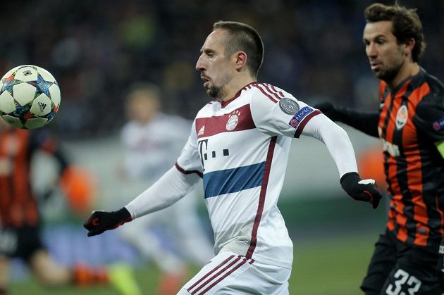 Záložník Bayernu Franck Ribéry (vlevo) a obránce šachtaru Darijo Srna v úvodním zápase fotbalové Ligy mistrů.