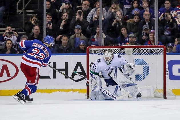 Hokejisté New York Rangers rozhodli o výhře nad Vancouverem až v samostatných nájezdech.
