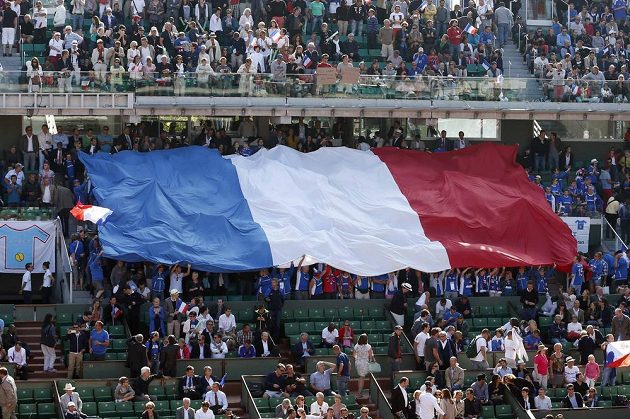 Obří franouzská vlajka v hledišti v areálu Roland Garros při semifinále Davis Cupu s Českou republikou.