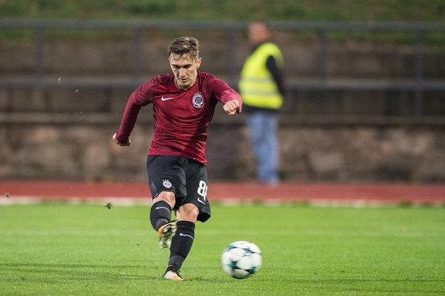 Bogdan Vatajelu ze Sparty Praha střílí gól na 1:0 během utkání 3.kola MOL Cupu ve Znojmě.