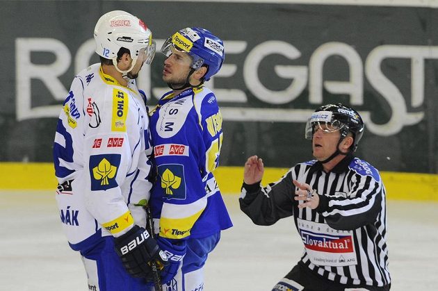 Kapitán brněnské Komety Leoš Čermák (vlevo) a zlínský útočník Ondřej Veselý v utkání 28. kola Tipsport extraligy.