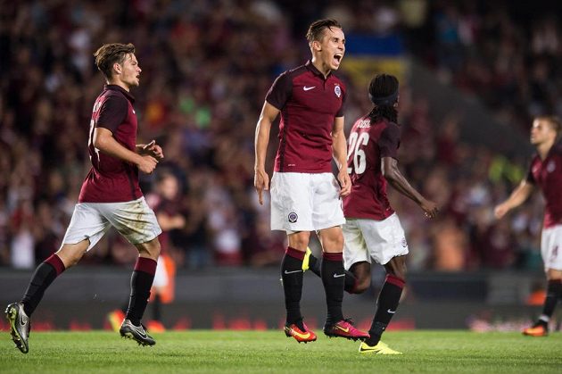 Záložník Sparty Josef Šural oslavuje gól na 2:2 během utkání play off Evropské ligy se Sonderjyske.