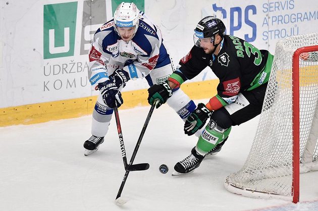 Dominik Pacovský (vpravo) z Mladé Boleslavi atakuje Marcela Haščáka z Brna v utkání 16. kola extraligy.