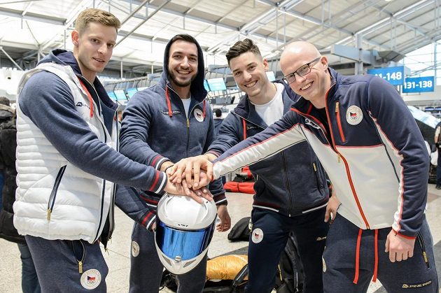 Bobisté (zleva): Dominik Dvořák, Jaroslav Kopřiva, Jakub Nosek a Jan Šindelář během odletu na ZOH 2018 do jihokorejského Pchjongčchangu.