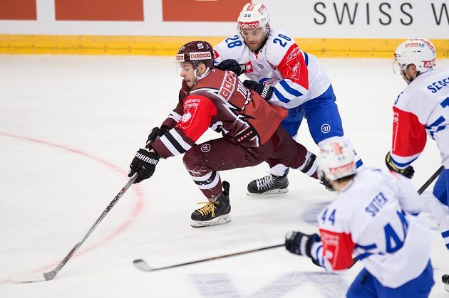 Útočník Sparty Martin Réway a Eyan Keller (28) z Curychu v utkání 1. kola play off Ligy mistrů.