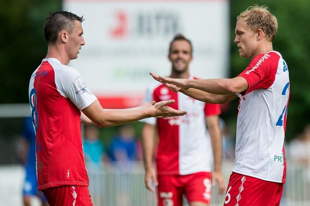 Fotbalisté Slavie Jaromír Zmrhal (vlevo) a Mick van Buren slaví gól proti Liberce ve finále turnaje v Čelákovicích.