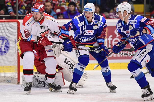 Hradecký hokejista Richard Nedomlel, brankář Hradce Marek Mazanec a Daniel Rákos z Brna s Jakubem Orsavou z Komety v akci před hradeckou brankou v utkání extraligy.