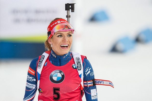 Gabriela Koukalová v cíli závodu s hromadným startem na 12,5 km v Novém Městě na Moravě.