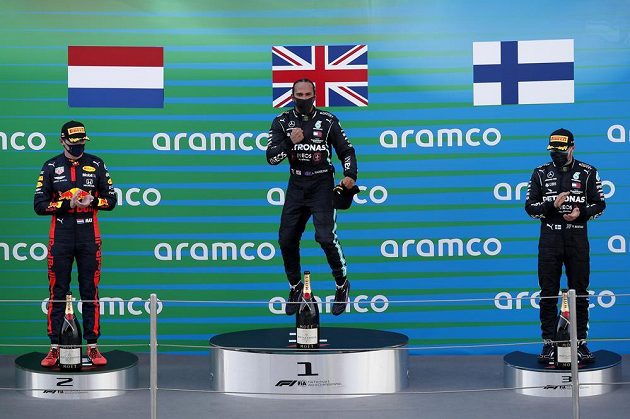 Stupně vítězů po velké ceně Španělska. Uprostřed vítěz Lewis Hamilton, vlevo druhý Max Verstappen, vpravo pak třetí Valtteri Bottas