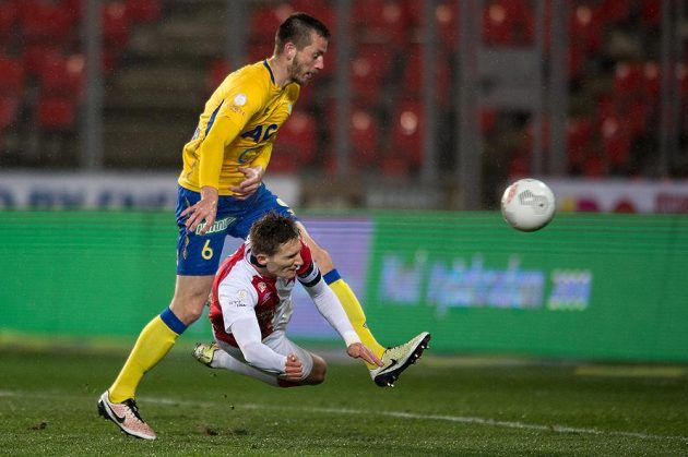 Útočník Slavie Milan Škoda a jeho gólová hlavička přes teplického obránce Michaela Lüftnera.