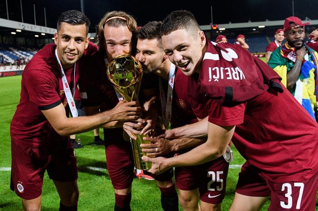 Fotbalisté Sparty Praha Dávid Hancko, Matěj Hanousek, Michal Trávník a Ladislav Krejčí oslavují vítězství a zisk trofeje po finále MOL Cupu v Liberci.